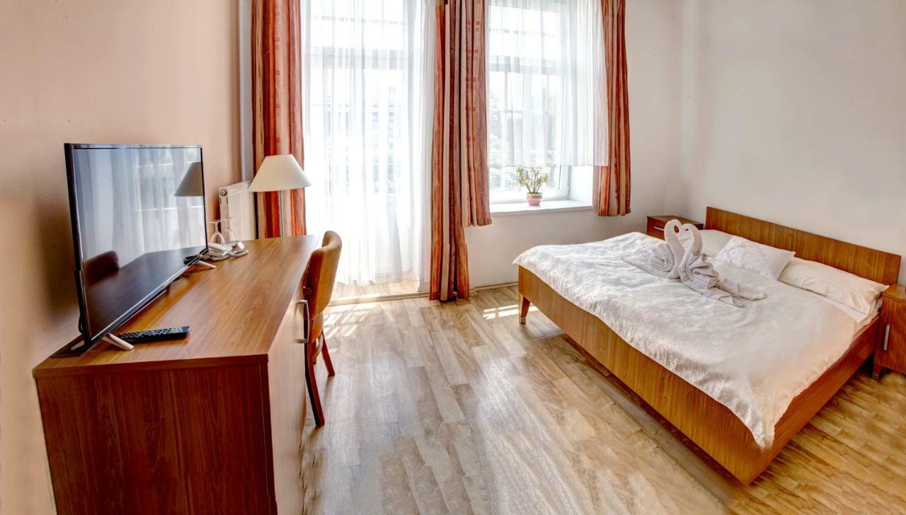 Penzion Tillerova Vila Lázně Bohdaneč Buitenkant foto