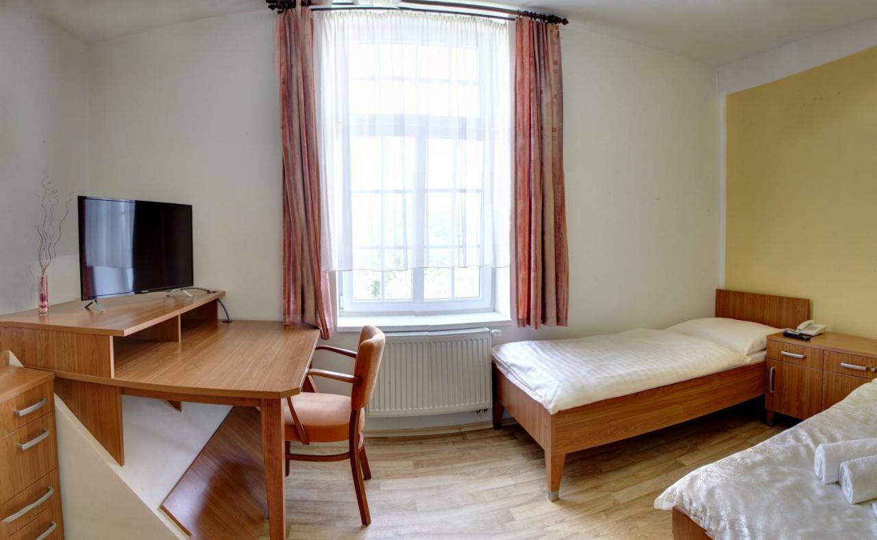 Penzion Tillerova Vila Lázně Bohdaneč Buitenkant foto